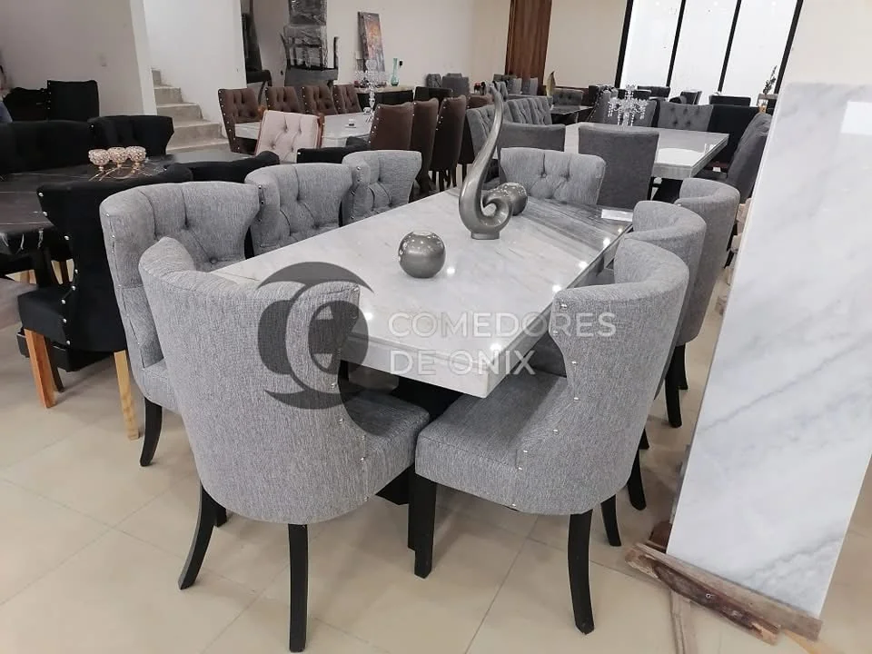 Comedores de Onix: Comedor amplio con tapicería capitonada.