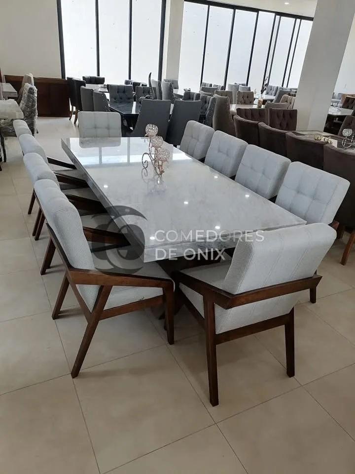 Comedor luminoso con sillas blancas y acabados refinados